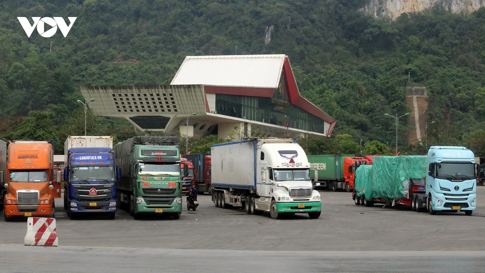 Khoảng 1.500 lượt xe thông quan qua Lạng Sơn mỗi ngày