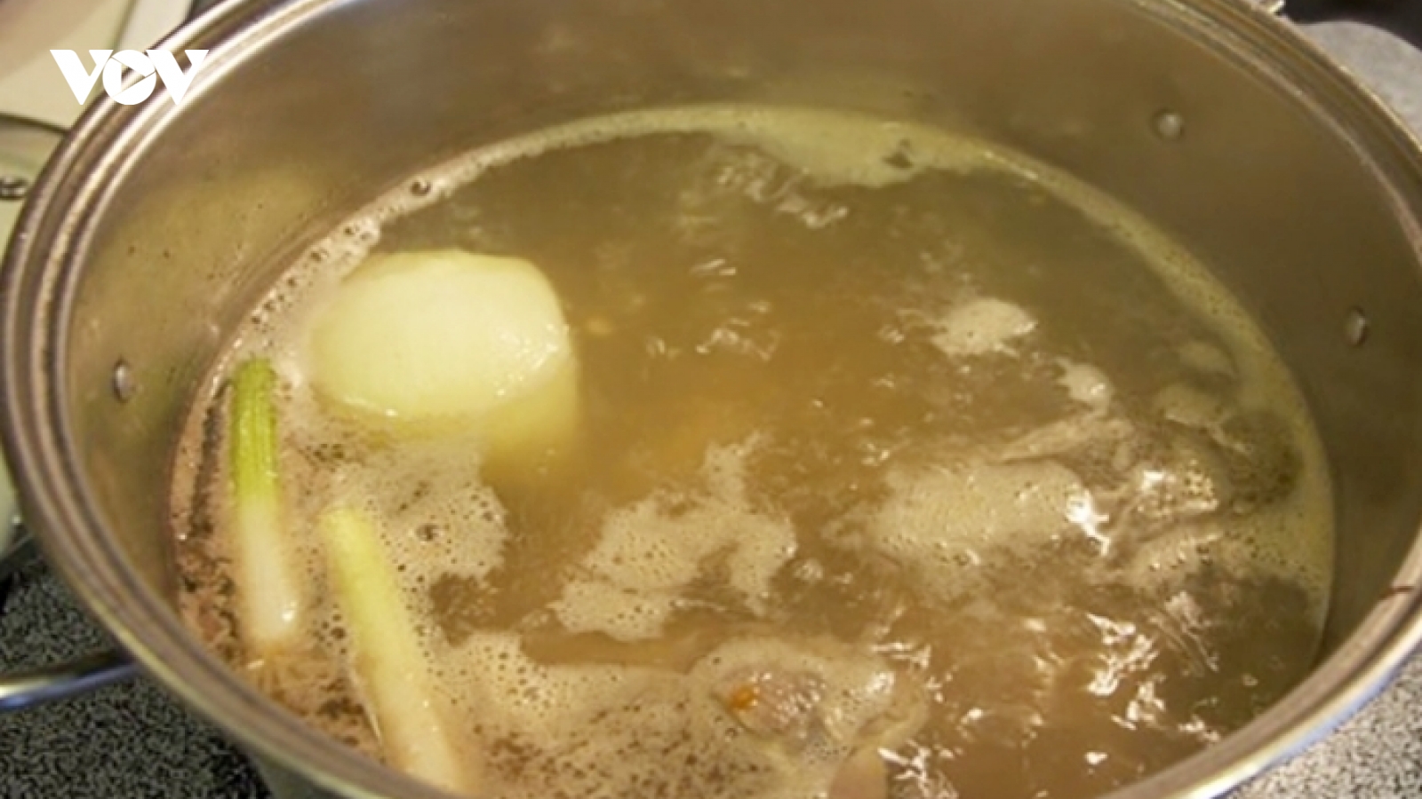 Có nên dùng nước luộc thịt để nấu canh?