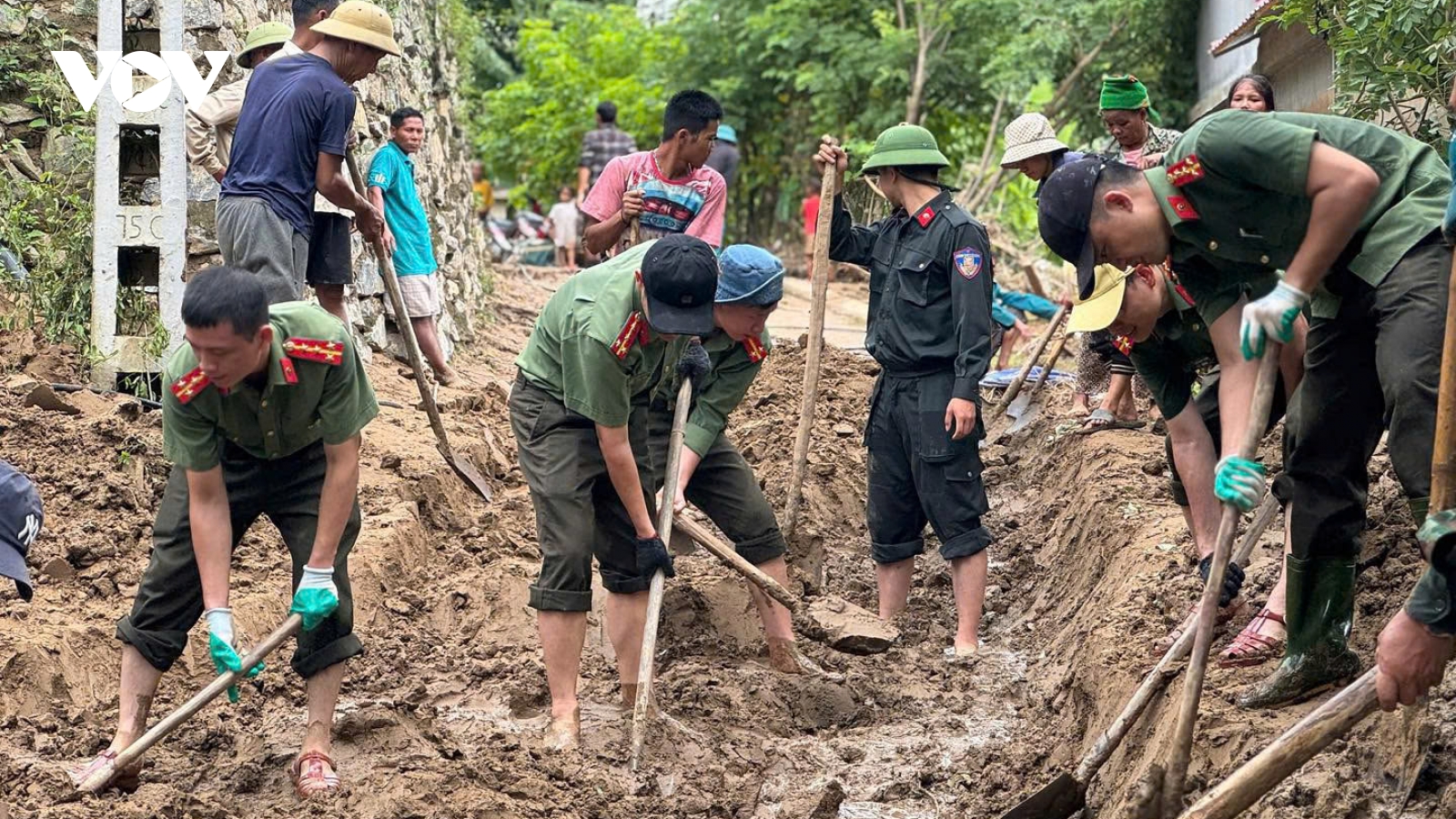 Công an Nghệ An giúp người dân khắc phục hậu quả mưa lũ