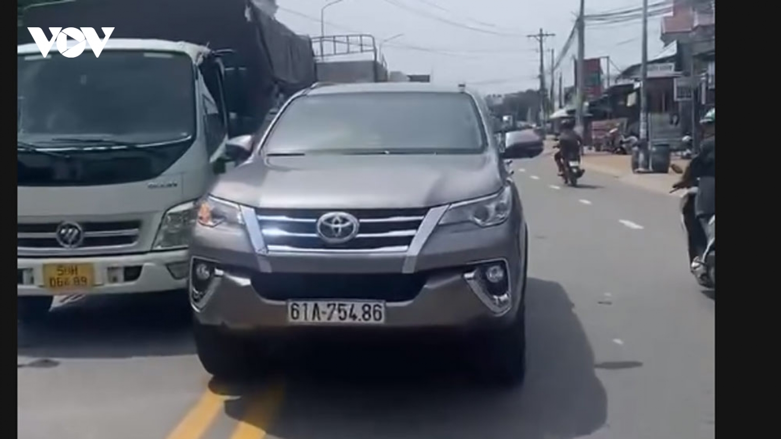 Tài xế ô tô đi ngược chiều ở TP.HCM đòi hành hung người quay video