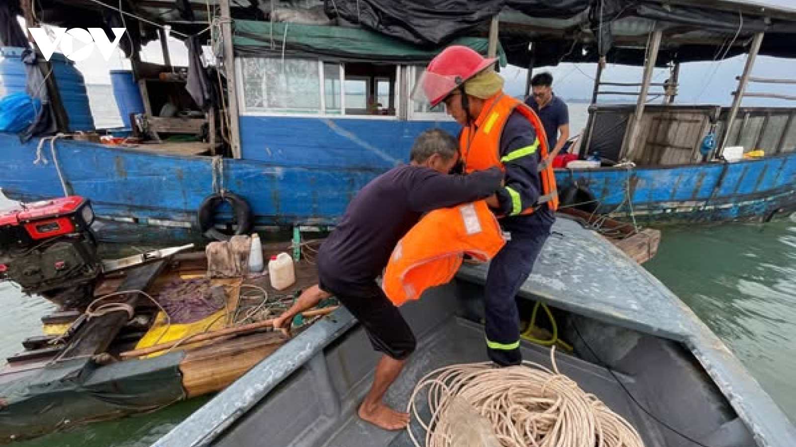 Quảng Ninh cứu hộ 2 ngư dân bị hỏng máy tàu, trôi dạt trên biển