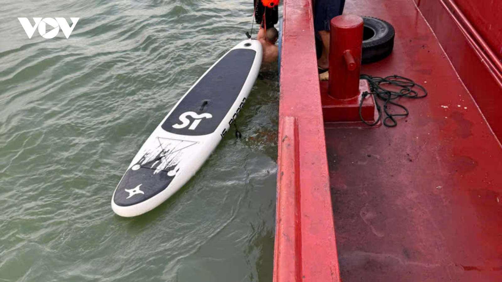 Hai bố con bị sóng cuốn trôi khi đi tắm biển Xuân Thành