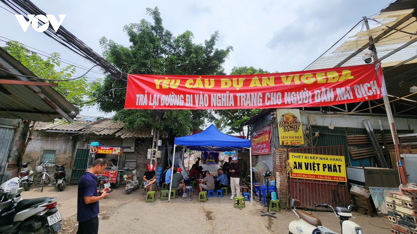 Nhóm người lạ ở một dự án tại Hà Nội ngăn chặn người dân vào nghĩa trang