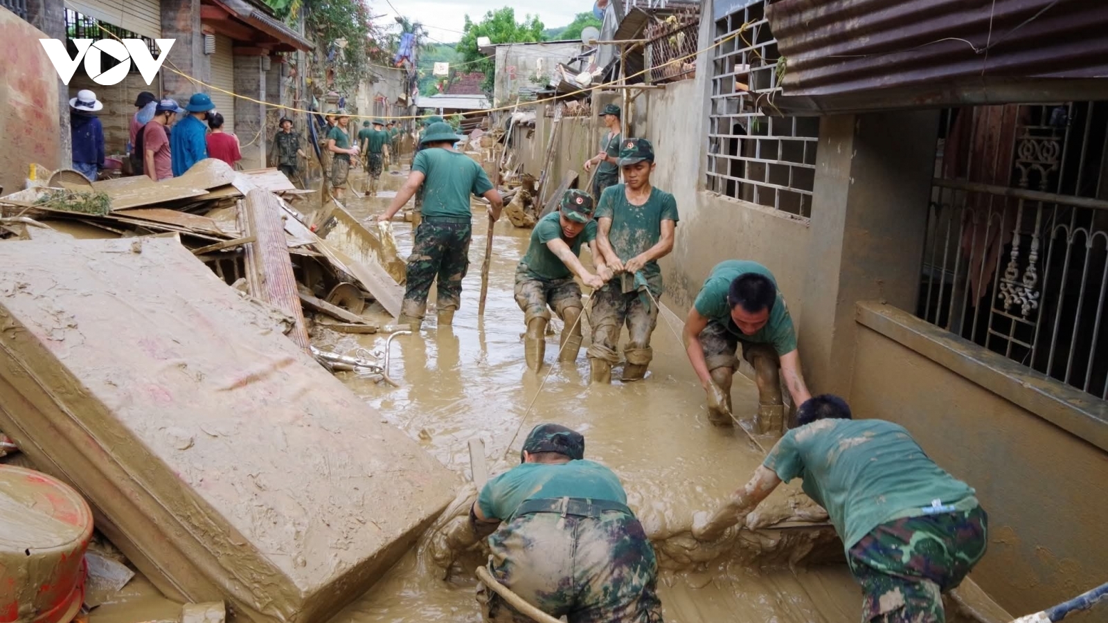 Dầm trong bùn lũ giúp dân khắc phục hậu quả thiên tai ở Sơn La