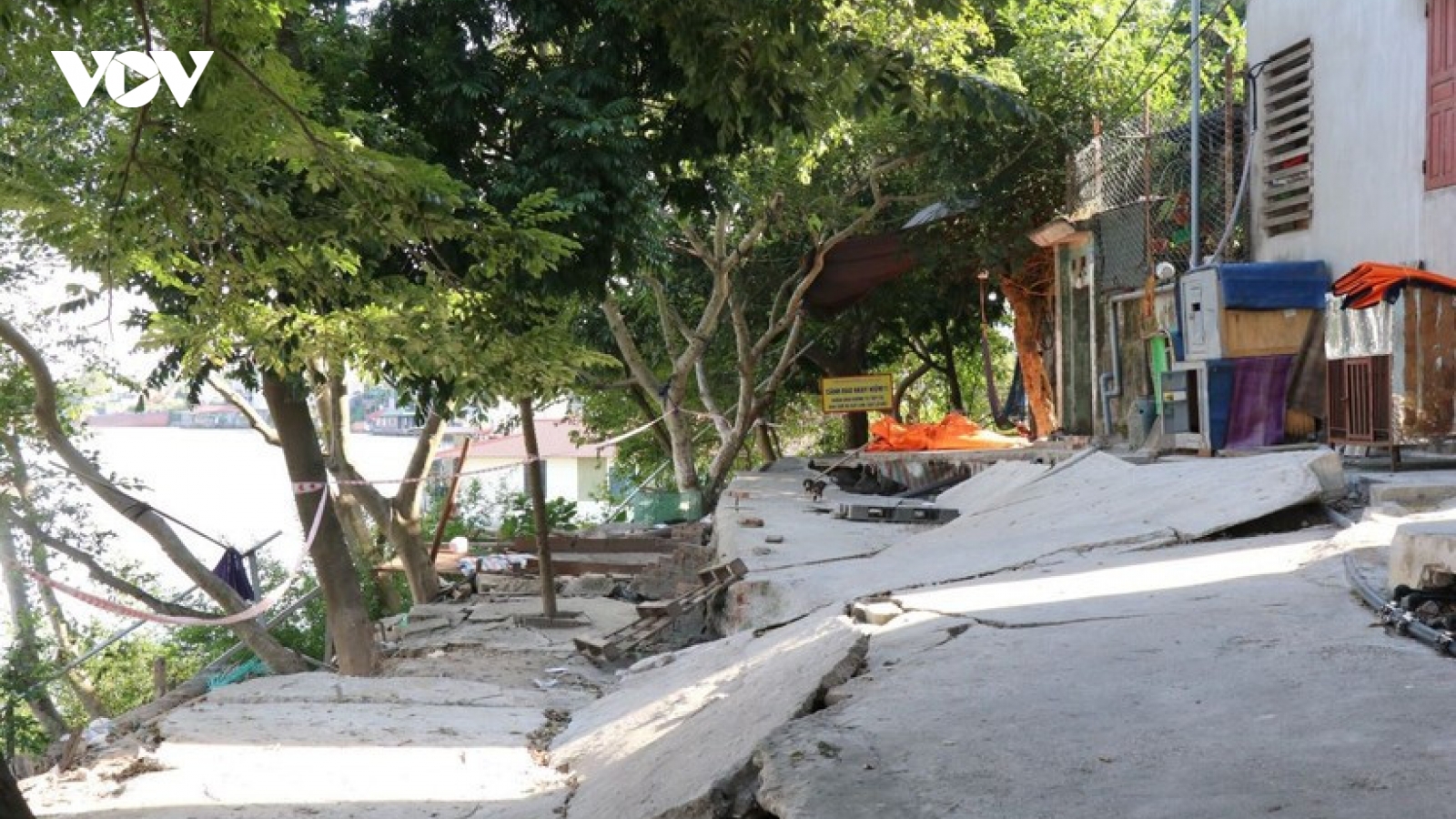 Yêu cầu xử lý khẩn cấp đê hữu Cầu, hữu Hồng ở Hà Nội xảy ra lún, nứt nghiêm trọng