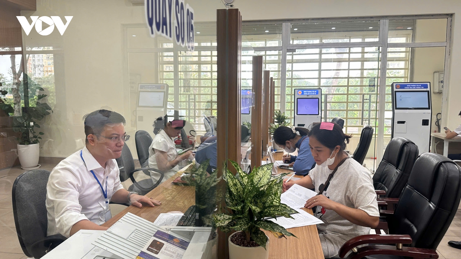 Hà Nội mở chiến dịch 45 ngày đêm ra quân hỗ trợ chuyển đổi số tại 126 xã, phường