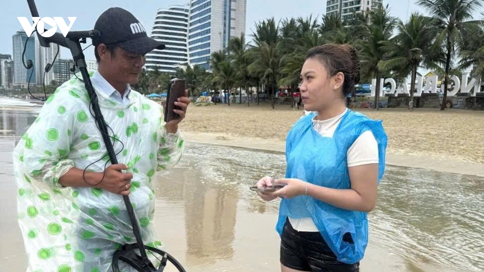Dùng thiết bị dò tìm điện thoại bị vùi trong cát biển cho du khách