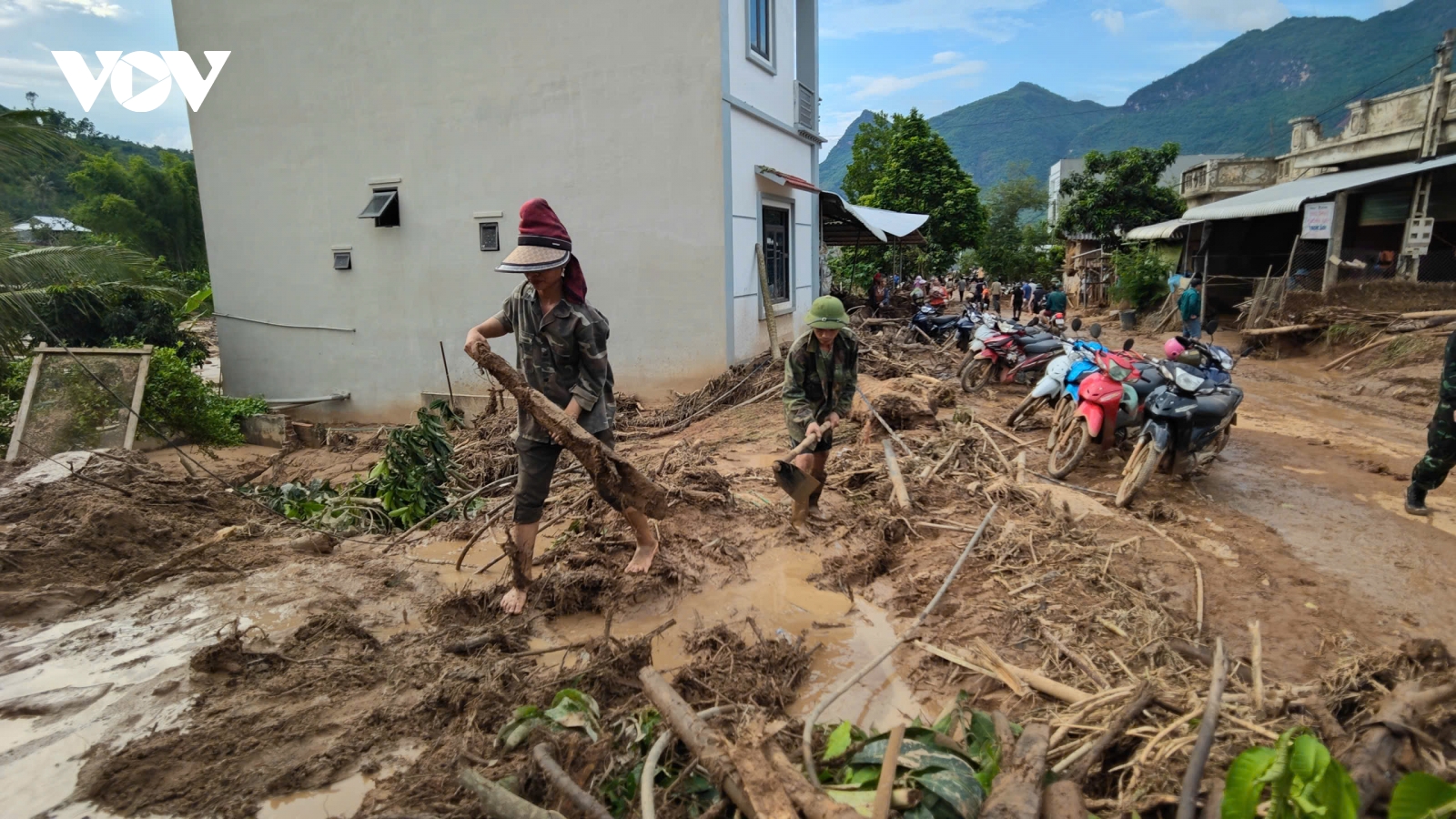 Dựng nhà bạt hỗ trợ người dân Chiềng Sơ, Sơn La vượt cơn lũ dữ