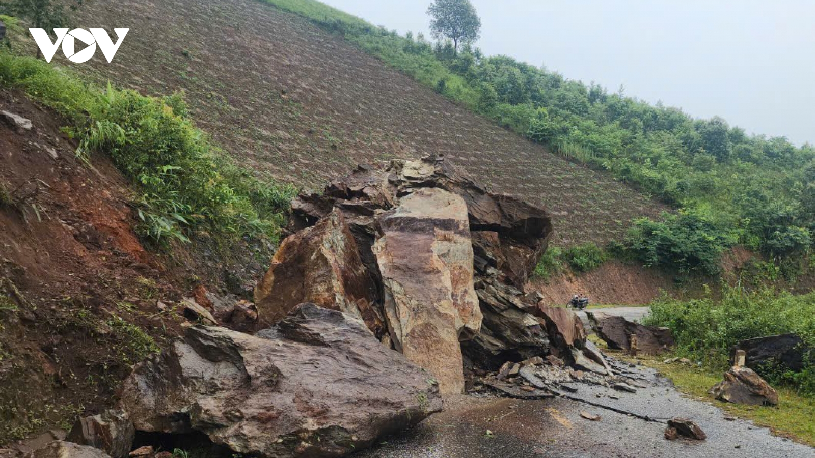 Đá sạt lở chắn đường ở Điện Biên sau mưa lớn