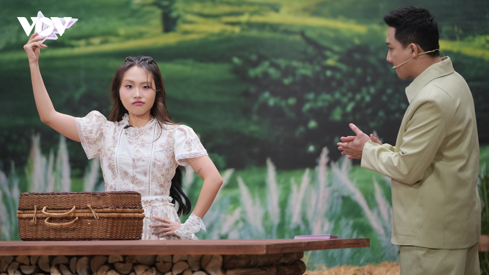 Em xinh Phương Mỹ Chi than phiền vì ít được xuất hiện, Trấn Thành phản pháo