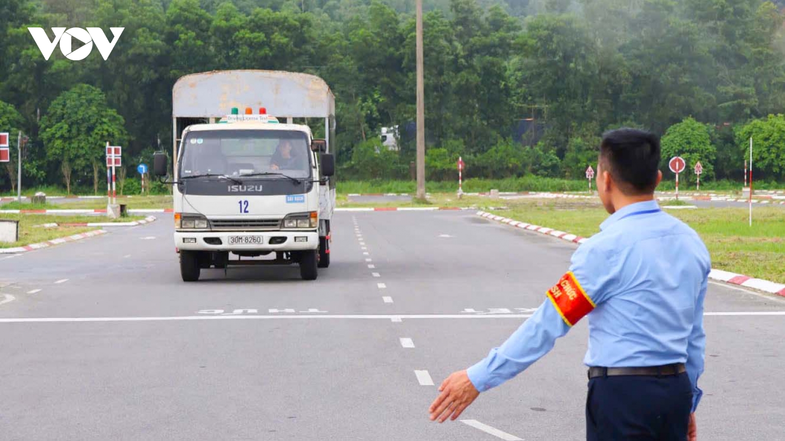 Vì sao thi sát hạch cấp giấy phép lái xe ở Hà Nội thí sinh lại “rụng như sung”?