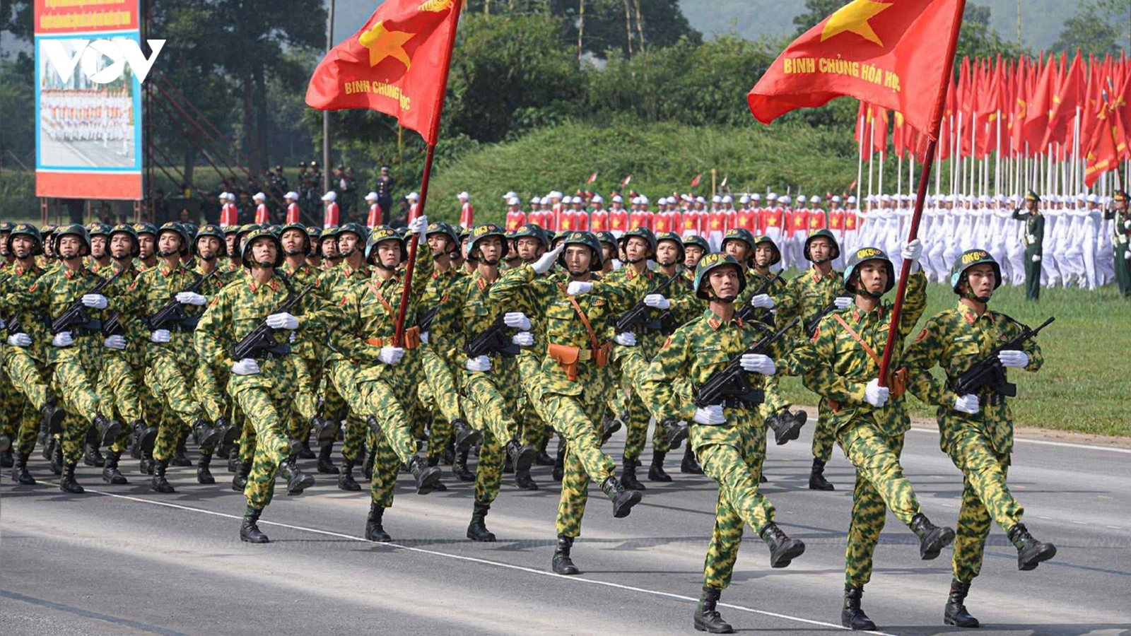 Những hình ảnh hậu trường của bộ đội phòng hóa luyện tập diễu binh A80
