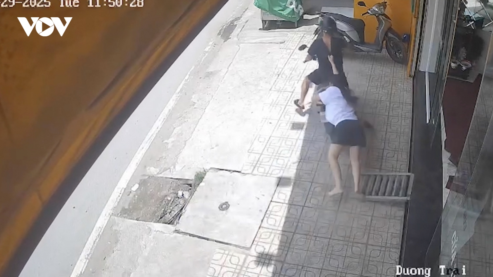 Bắt nghi can cướp, kéo lê nữ nhân viên tiệm vàng trên đường