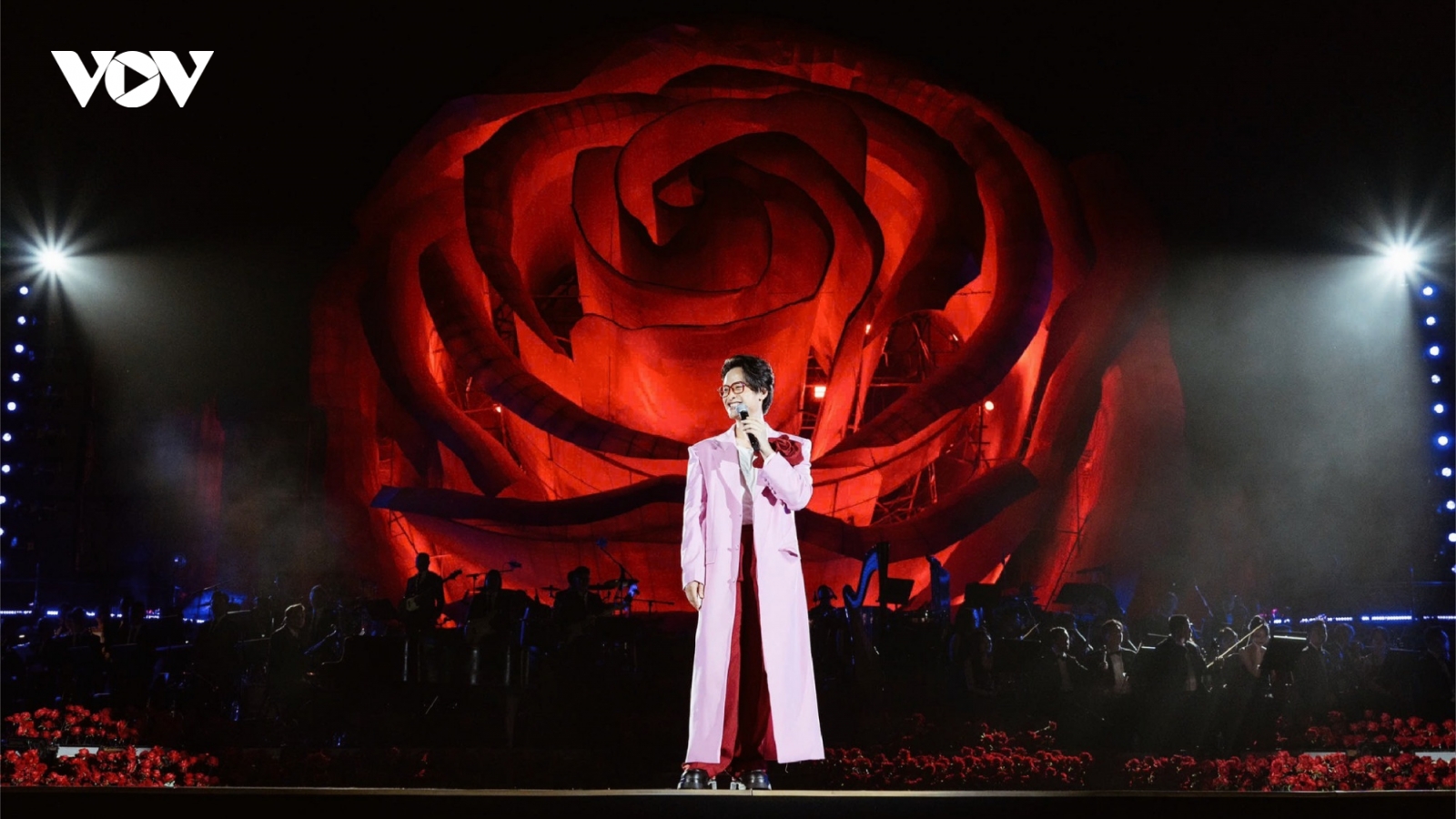 Hà Anh Tuấn hẹn fan cùng mặc áo dài đến concert "Sketch A Rose" tại Hollywood