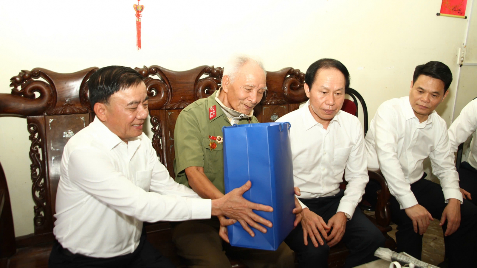 Thường trực Ban Bí thư Trần Cẩm Tú tặng quà gia đình chính sách tại Hải Phòng