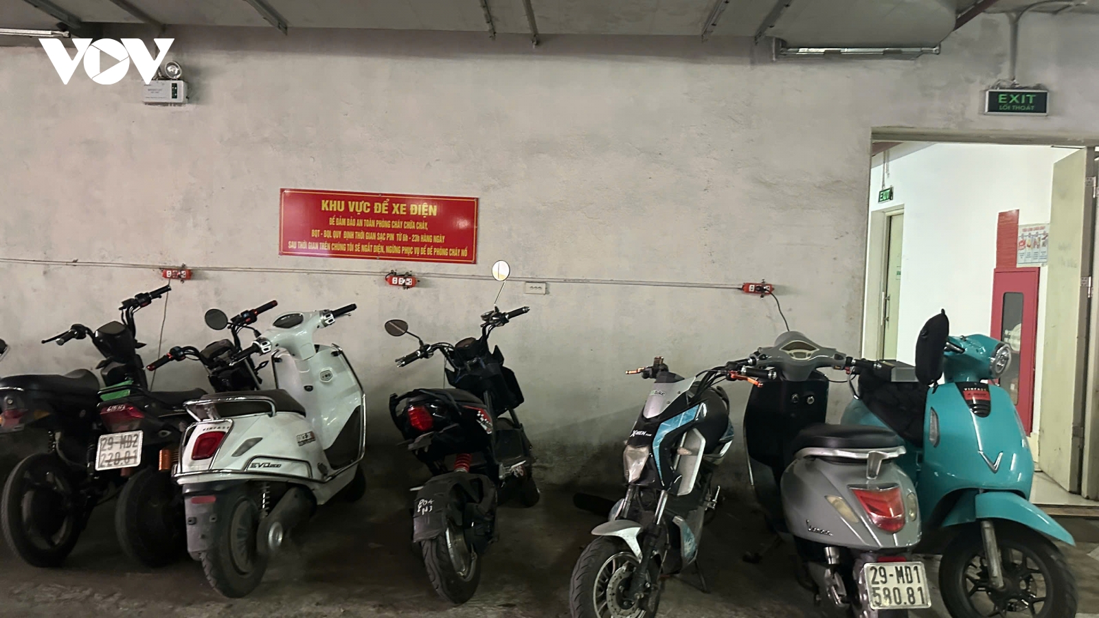 Dân khu tập thể ủng hộ chuyển sang chạy xe điện nhưng băn khoăn điều kiện hạ tầng