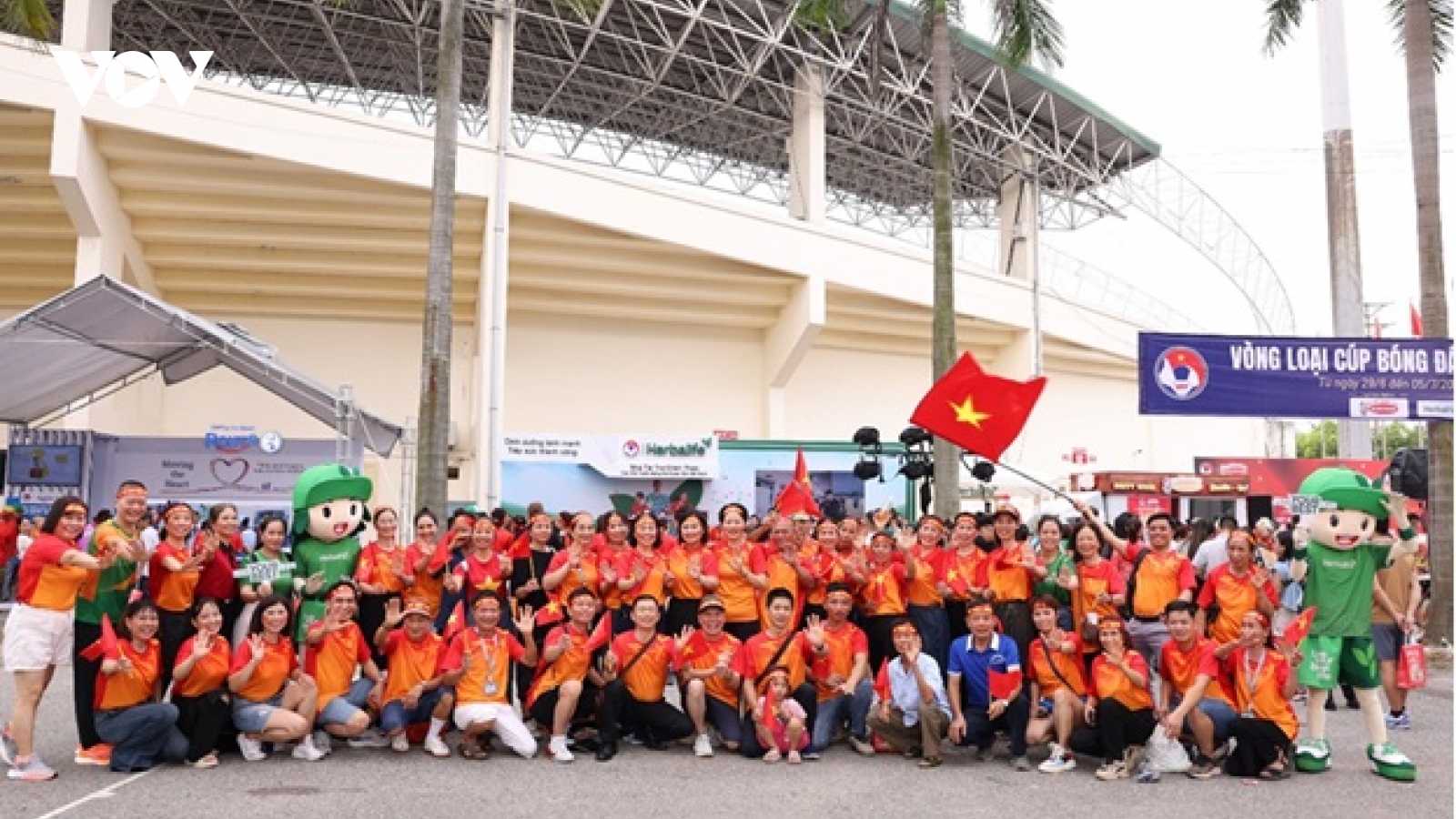 Cổ động viên Herbalife truyền cảm hứng cho những cô gái vàng của Bóng đá Việt Nam