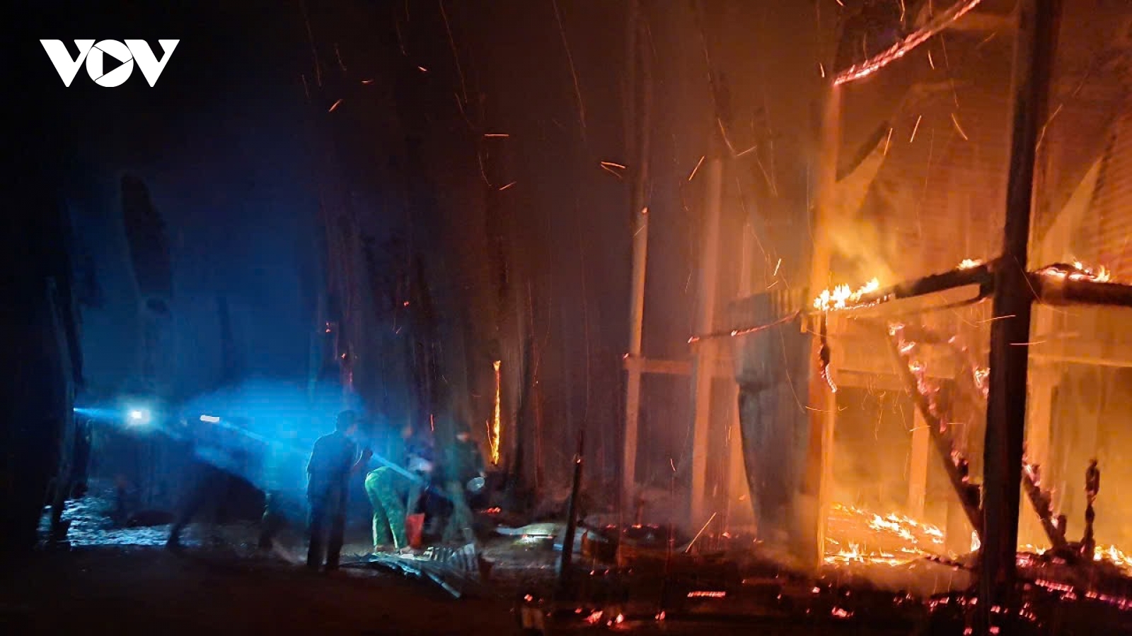 Cháy nhà sàn trong đêm, 4 người may mắn thoát chết