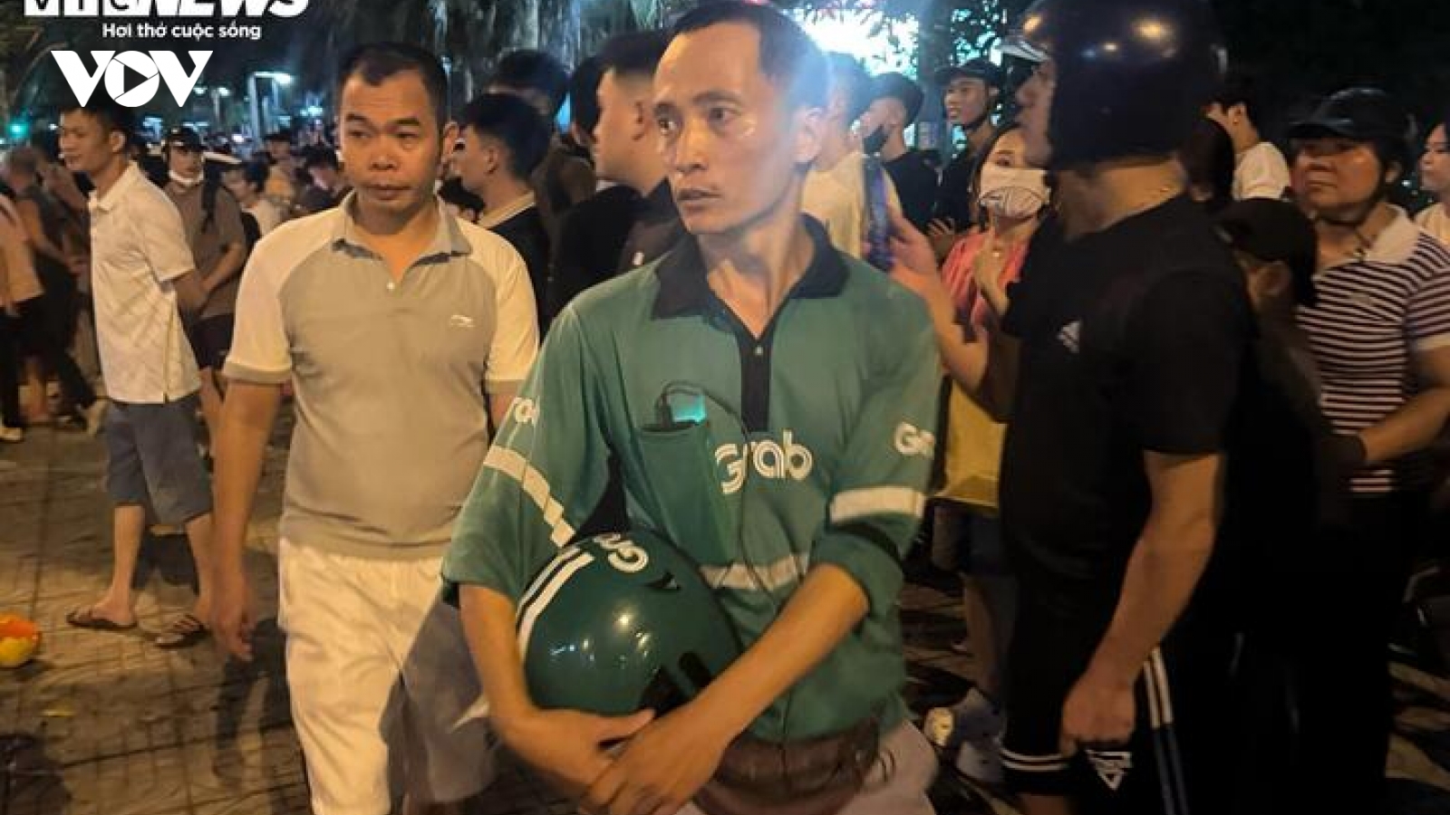 Dân mạng gọi tài xế cứu cháu bé vụ "xe điên" tông liên hoàn là người hùng