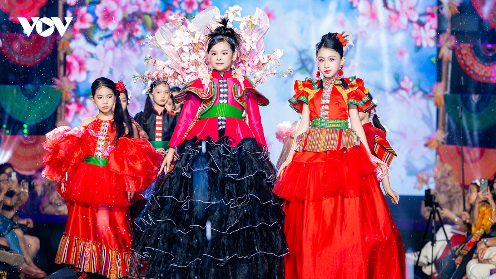 Di sản Tây Bắc: Thổ cẩm, khèn môi, váy xòe rực rỡ trên sàn catwalk