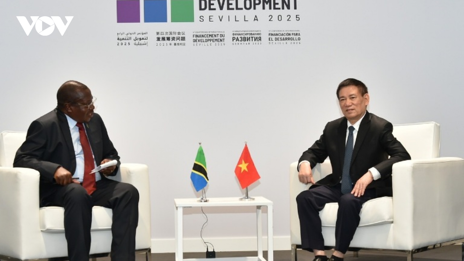 Phó Thủ tướng Chính phủ Hồ Đức Phớc gặp Phó Tổng thống Tanzania Philip Isdor Mpa