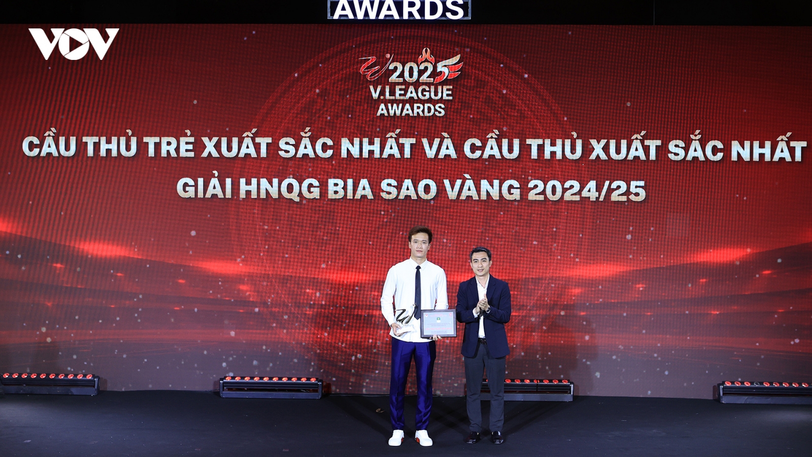 Hoàng Đức rớt giá dù ẵm giải Cầu thủ xuất sắc nhất giải Hạng nhất