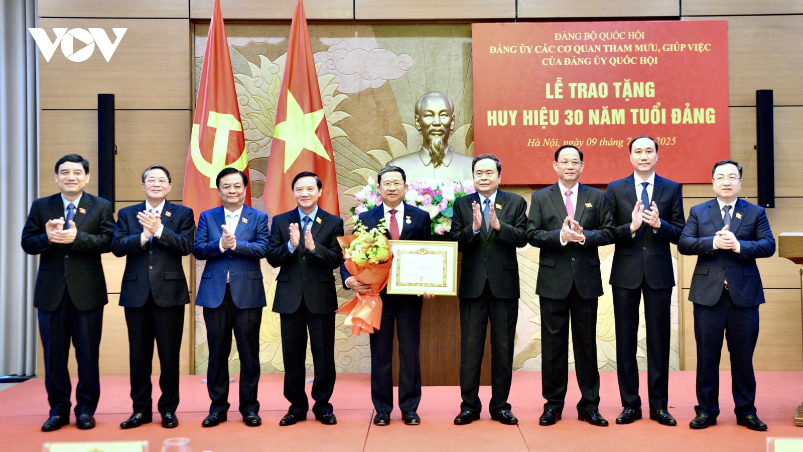 Chủ tịch Quốc hội Trần Thanh Mẫn dự Lễ trao tặng Huy hiệu 30 năm tuổi Đảng