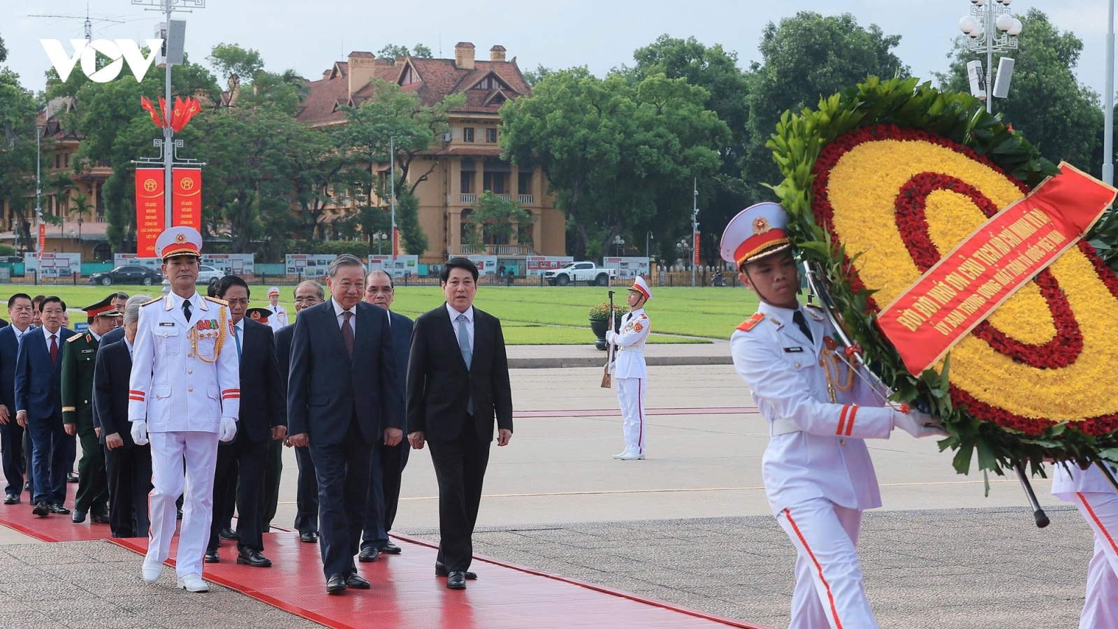 Lãnh đạo Đảng, Nhà nước vào Lăng viếng Bác, tưởng niệm các anh hùng liệt sĩ