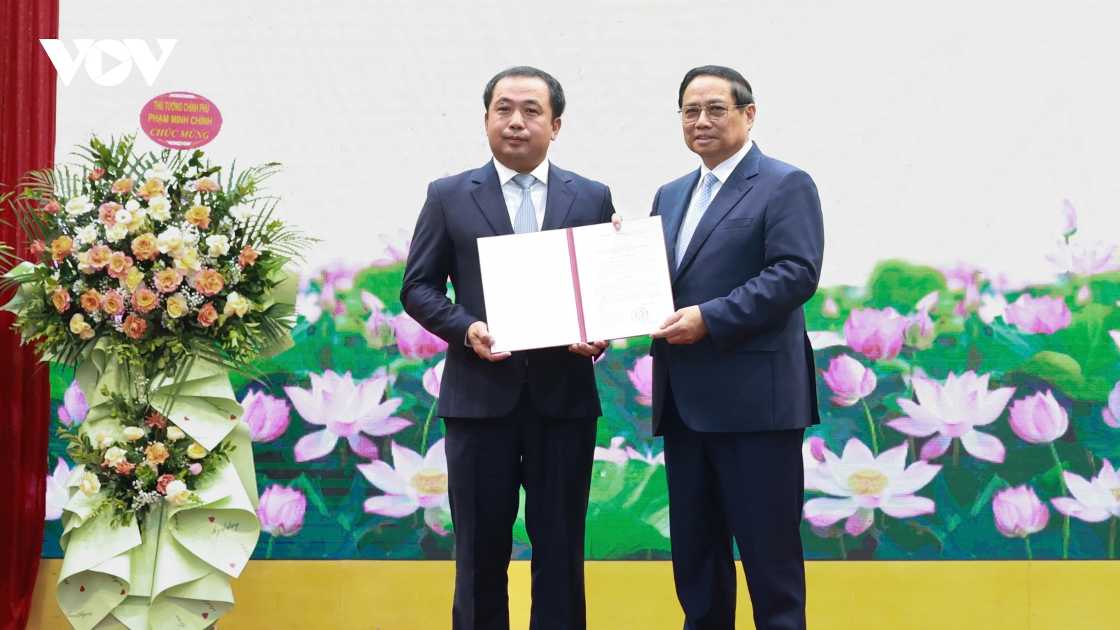 Thủ tướng trao quyết định giao quyền bộ trưởng Bộ Nông nghiệp và Môi trường