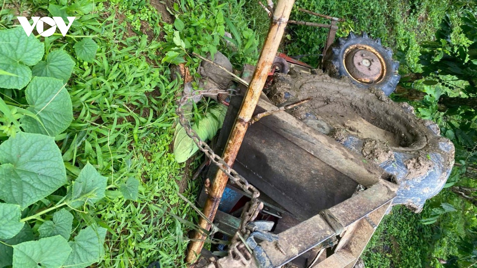 Lật máy cày khiến thanh niên làm thuê tử vong