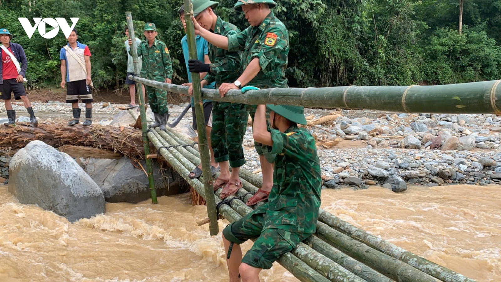 Bộ đội bắc cầu tạm, vào xã Nhôn Mai (Nghệ An) sau lũ quét