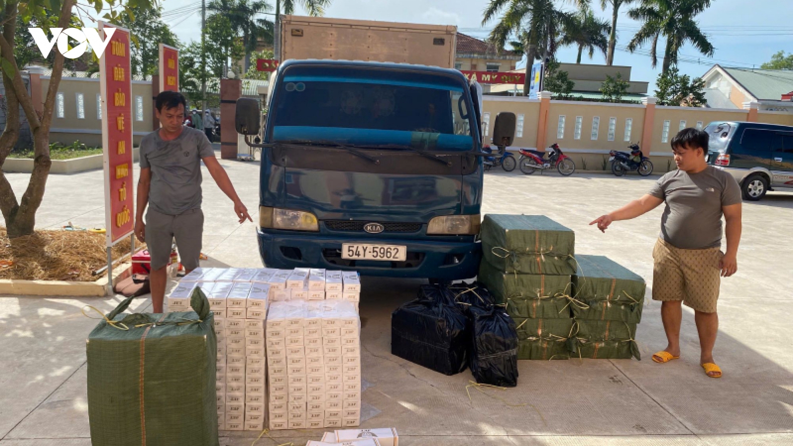 Lắp vách ngăn trong thùng xe tải để vận chuyển gần 10.0000 gói thuốc lá lậu