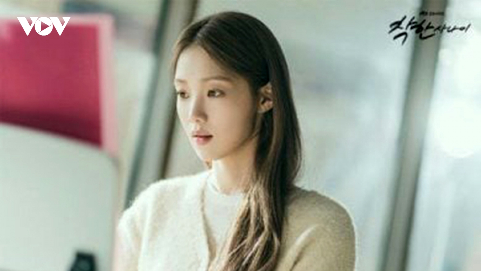 Lee Sung Kyung gây ấn tượng trong “The Nice Guy” vì quá xinh cho vai bồi bàn
