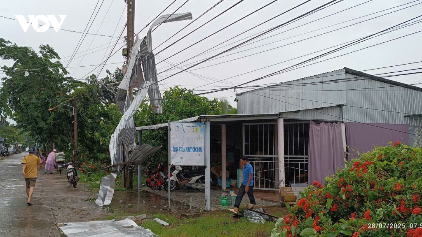 Lốc xoáy làm sập, tốc mái hơn 20 căn nhà dân ở Cà Mau