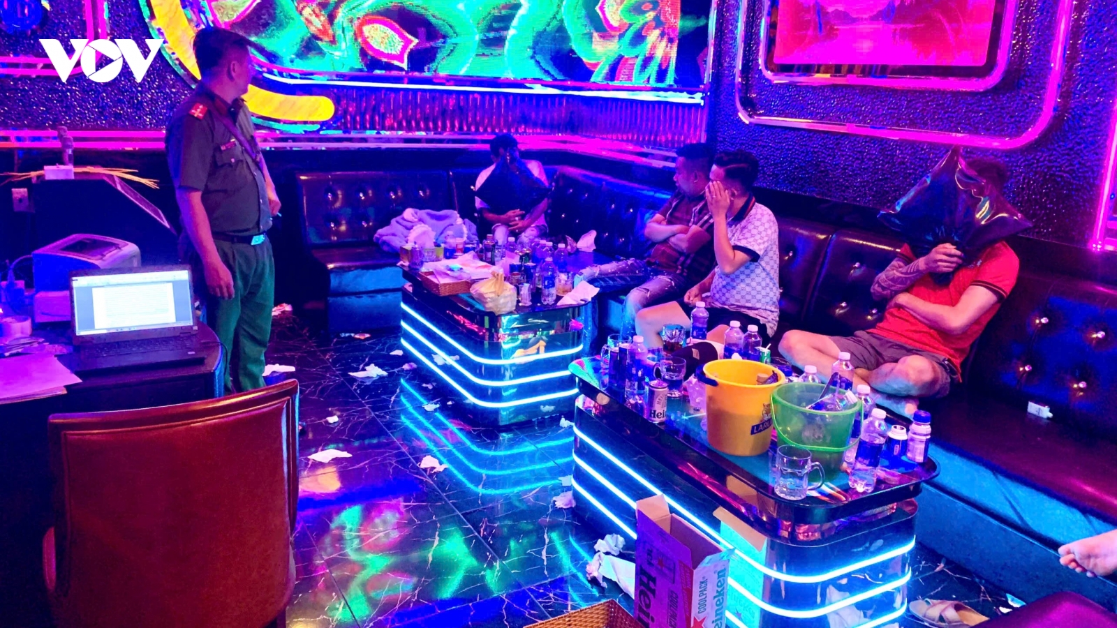 Công an phát hiện nhóm thanh niên sử dụng ma túy trong quán karaoke