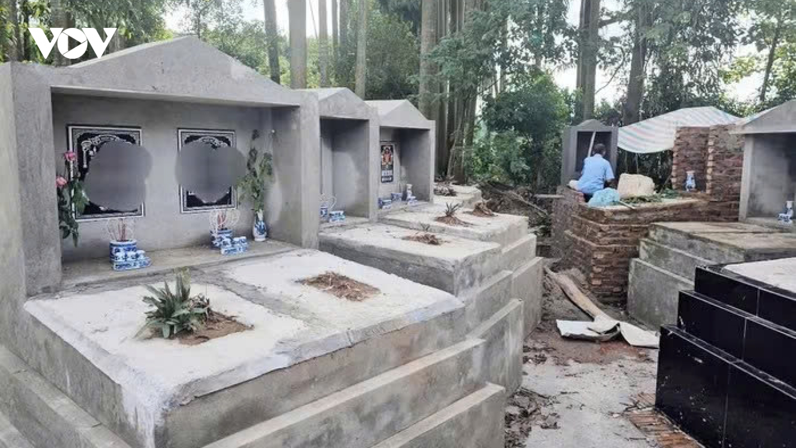 Chủ tịch Hà Nội yêu cầu xử lý nghiêm tình trạng xây mộ "ảo", chiếm đất nghĩa trang