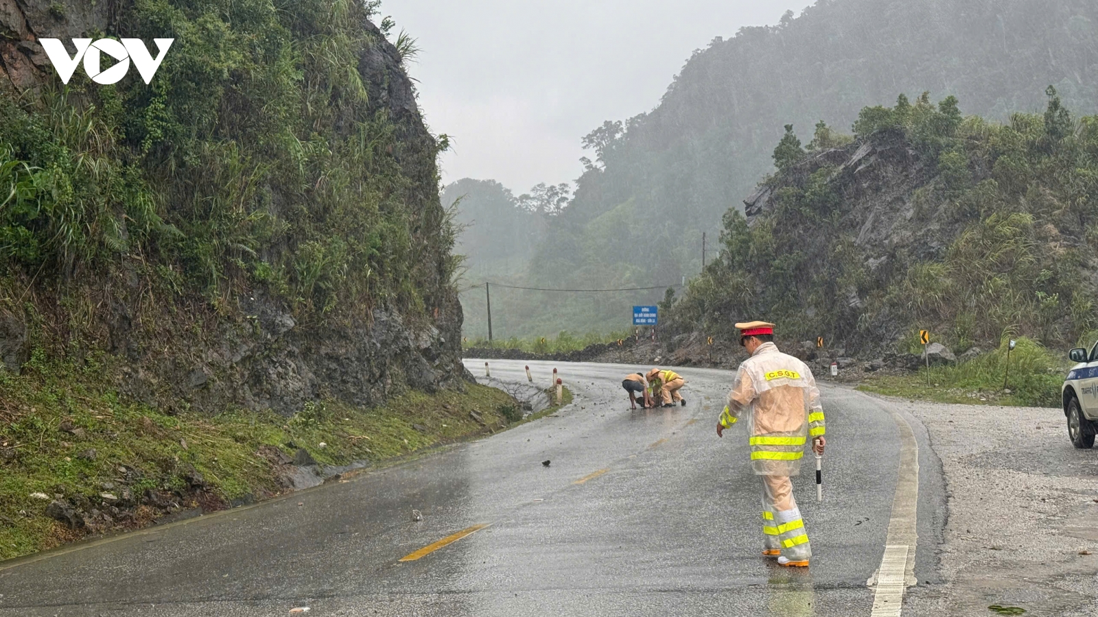 Mưa lớn gây sạt lở, mất an toàn giao thông trên quốc lộ 6