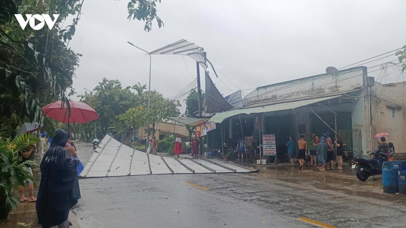 Cây xanh ngã đổ, nhà tốc mái do mưa gió tại Đồng Nai