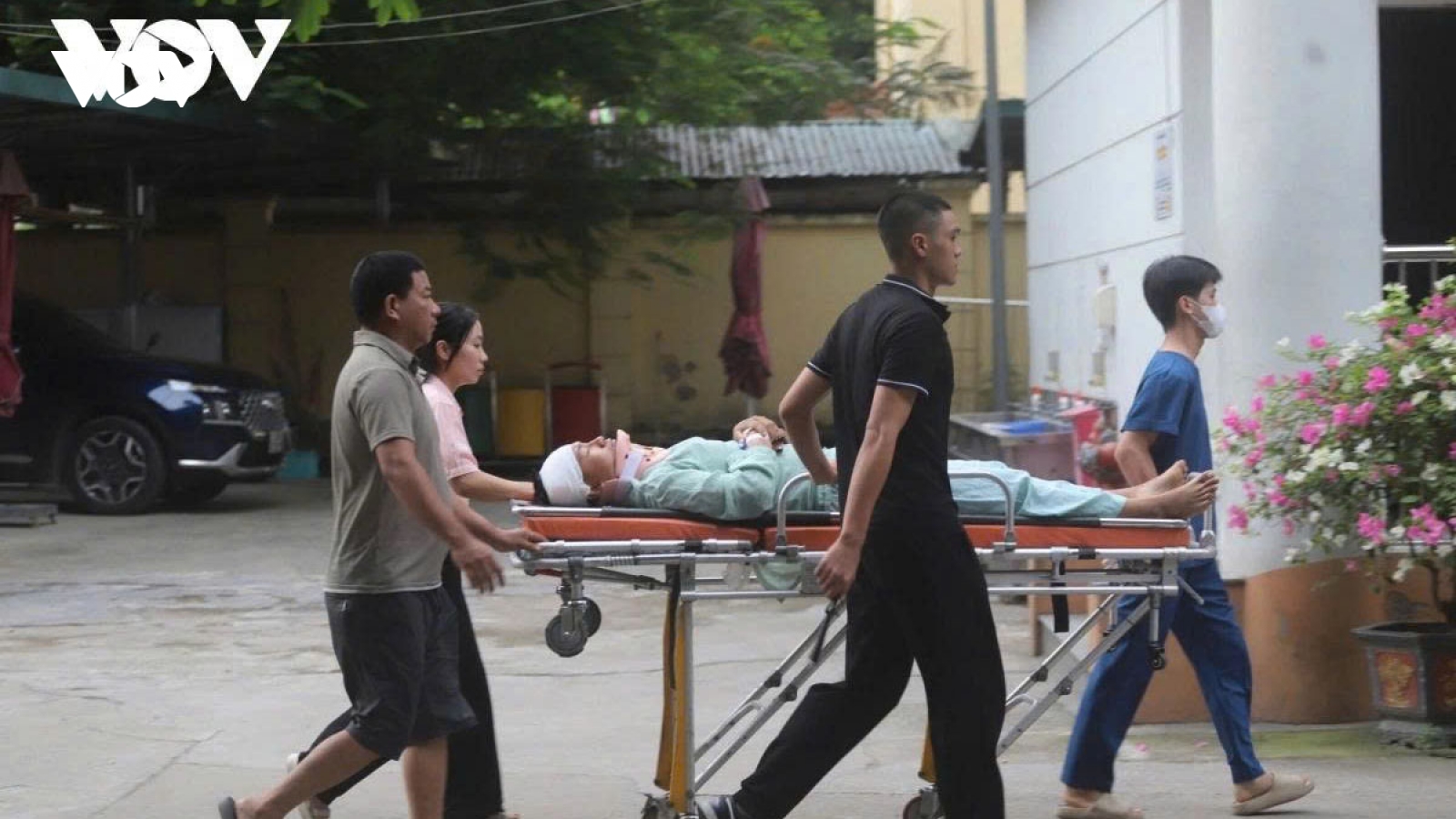 Nằm cáng đi thi, nam sinh đỗ tốt nghiệp và kỳ vọng bước vào đại học mơ ước