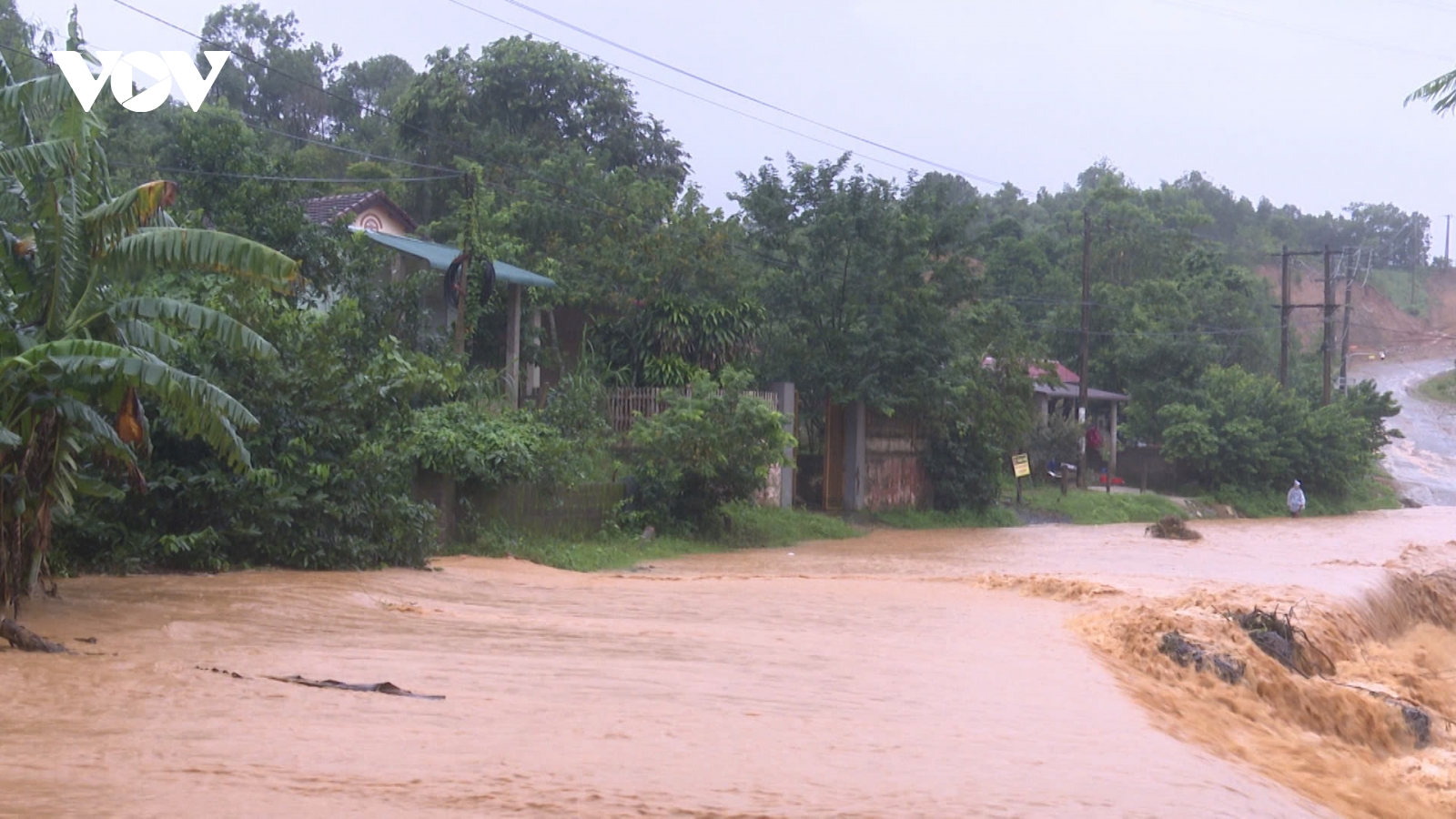 Mưa lũ ở miền núi phía nam Quảng Trị cô lập nhiều bản làng