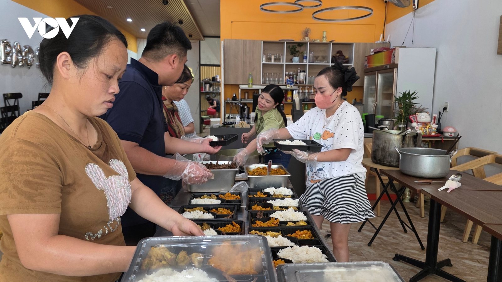 Người dân chung tay nấu hàng nghìn suất cơm miễn phí cho đồng bào vùng lũ Nghệ An