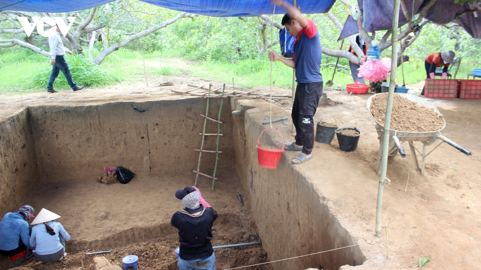 Những người chuyên tìm “kho báu” bên sông Ea H’leo