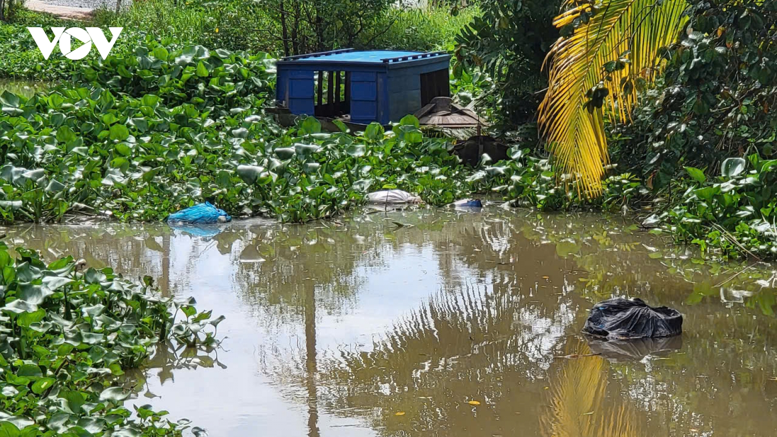 Người dân Cần Thơ bức xúc khi đập tràn chặn ngang rạch gây cản trở lưu thông