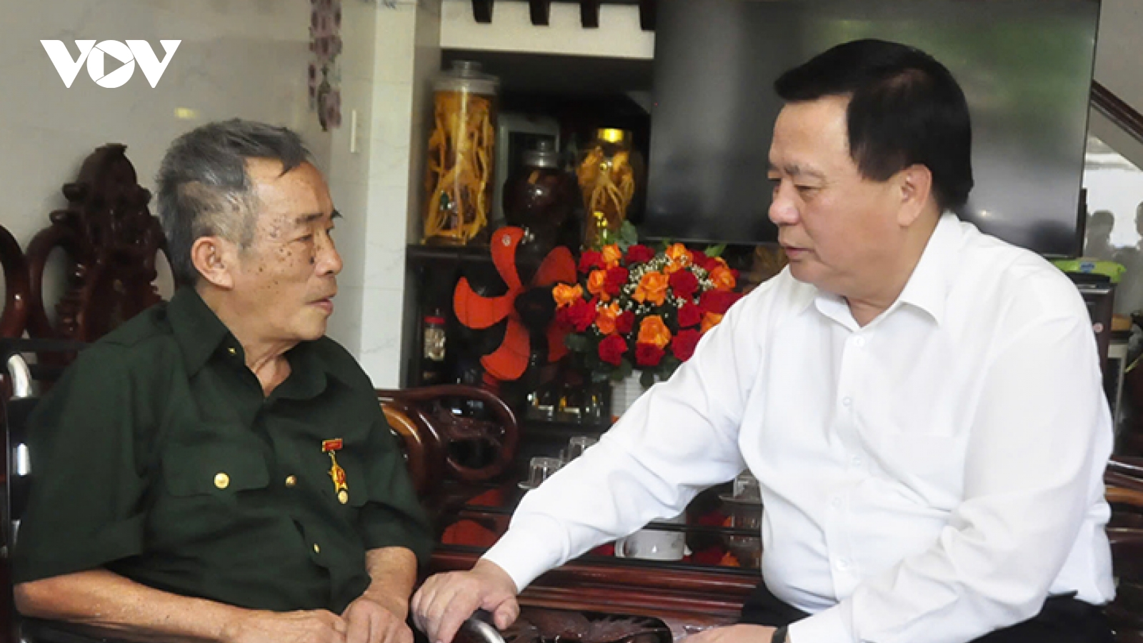 Ủy viên Bộ Chính trị Nguyễn Xuân Thắng thăm gia đình có công tại tỉnh Quảng Ngãi