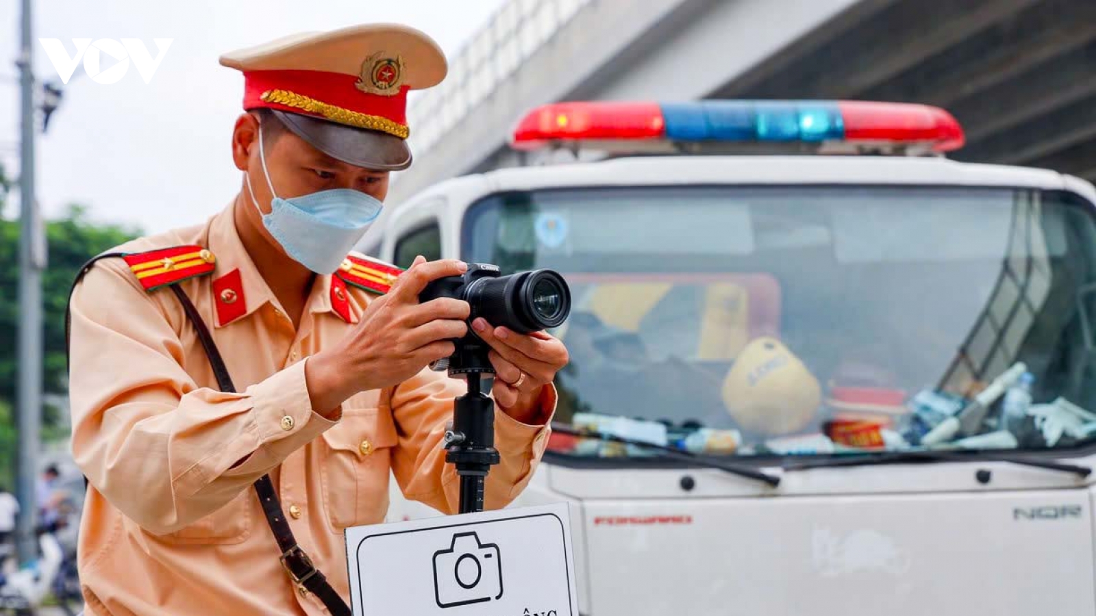 CSGT Hà Nội ghi hình xử lý người đi sai làn đường Phạm Văn Đồng