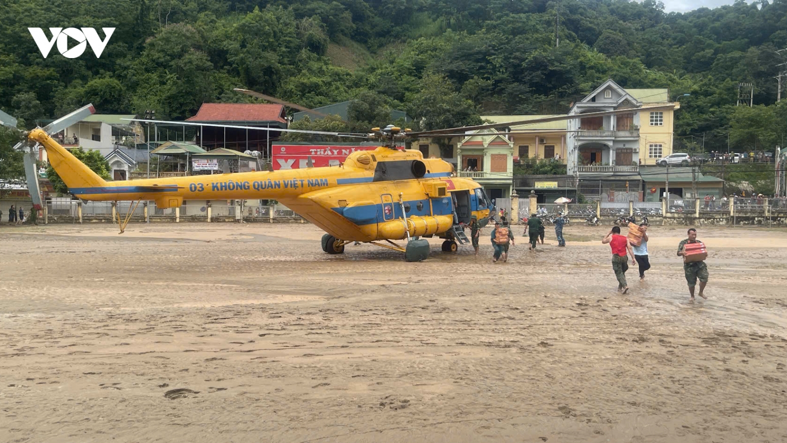 Trực thăng MI-171 vào Nghệ An cứu trợ bà con vùng lũ