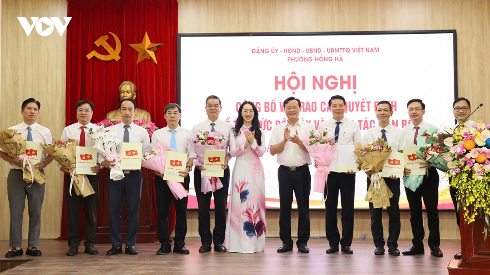 Hà Nội: Phường Hồng Hà tổ chức công bố, trao quyết định về tổ chức bộ máy