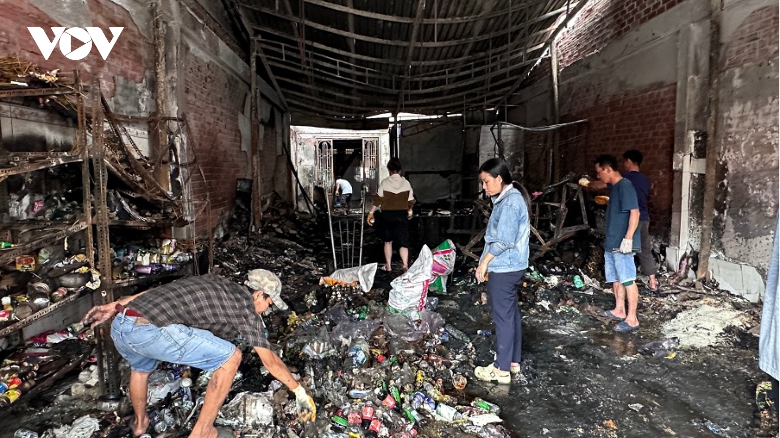 Cháy lớn thiêu rụi nhà dân ở Vĩnh Long, nghi do chập điện