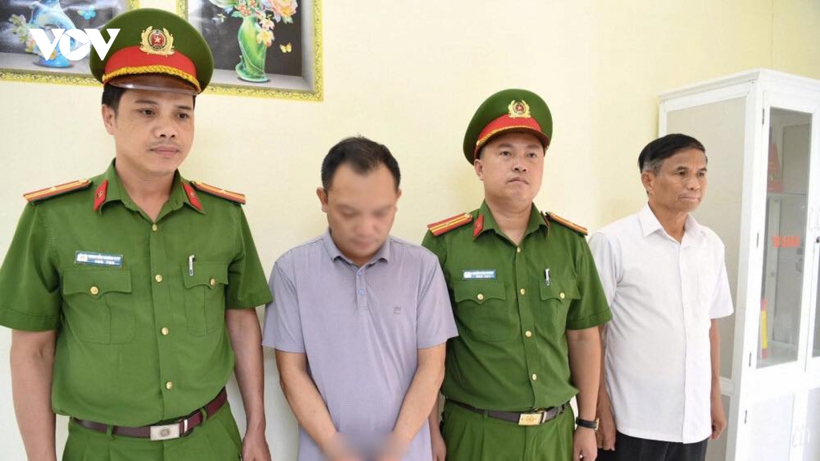 Công an Phú Thọ triệt phá cơ sở sản xuất hơn 5.000 lọ kem chống nắng giả