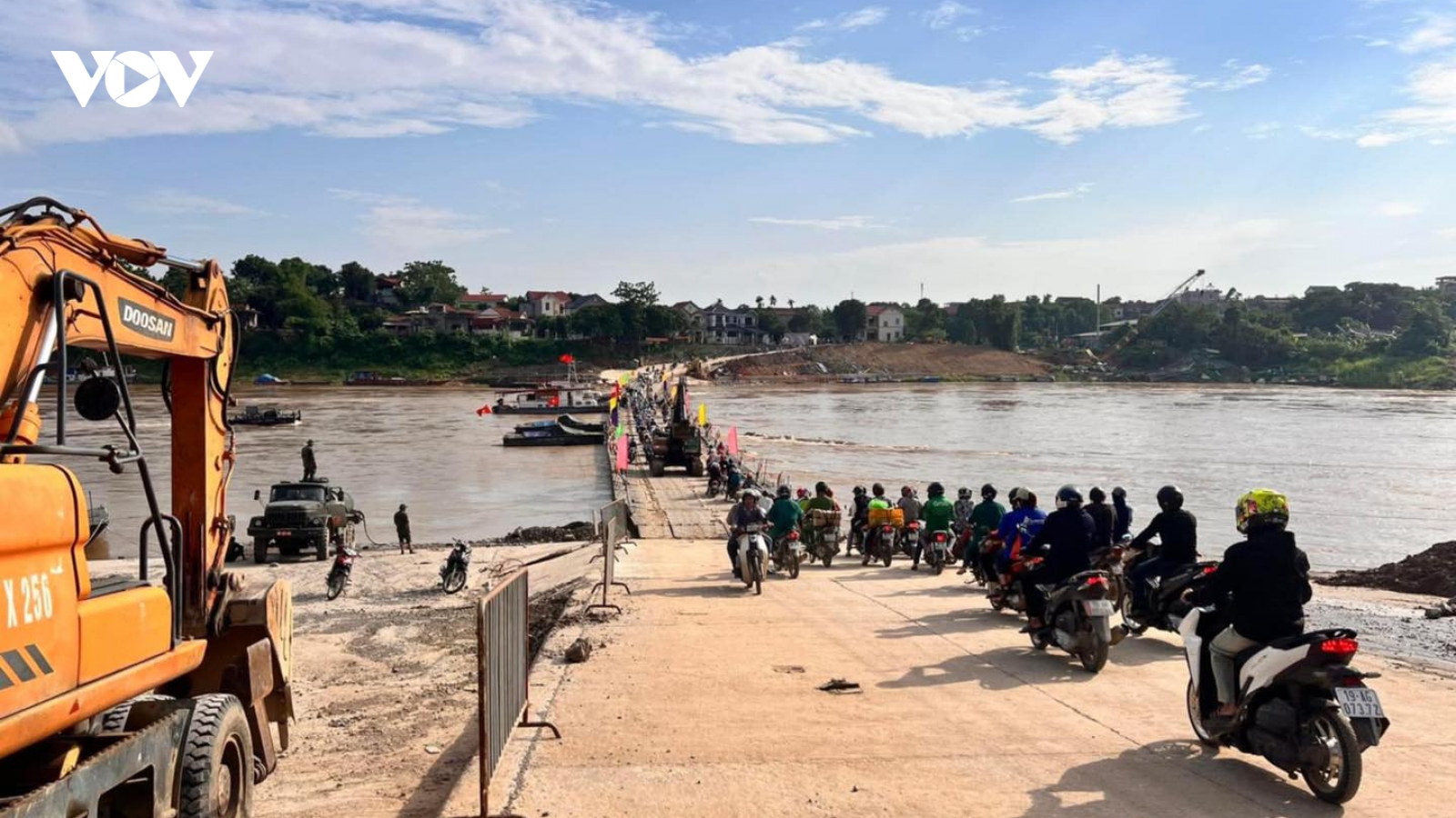 Xuyên đêm nối lại cầu phao Phong Châu, Phú Thọ